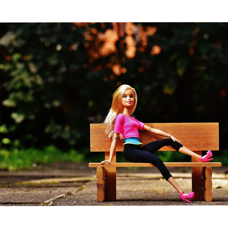 La ragazza sulla panchina